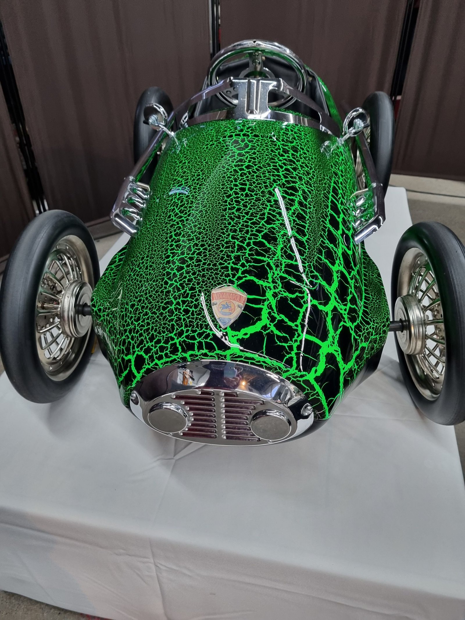 Ein grünes Spielzeugauto steht auf einer weißen Kiste.